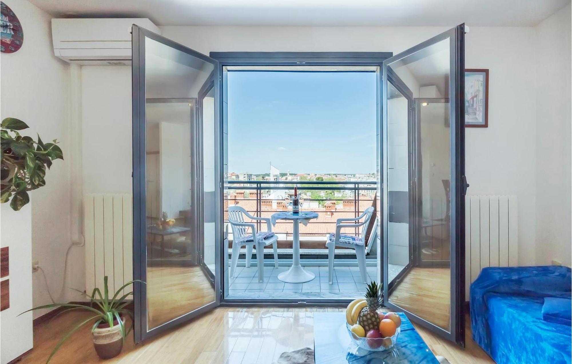 1 Bedroom Beautiful In Apartmán Pula